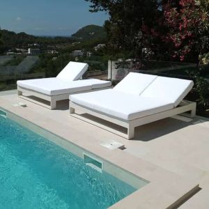 Tumbonas dobles de aluminio con recubrimiento en polvo disponibles en Ibiza
