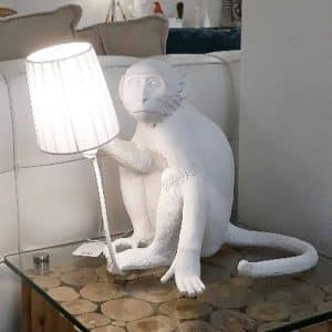 Seletti-Monkey-sentado-mesa-amplificador